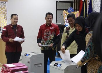 Acara pemusnahan dokumen fisik di Kantor Imigrasi Malang. Foto/dok for TM