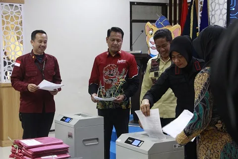 Acara pemusnahan dokumen fisik di Kantor Imigrasi Malang. Foto/dok for TM