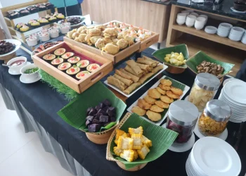 Menu berbuka puasa di Whiz Prome Hotel Basuki Rahmat. Foto / azizah (freelance marketing tugu)