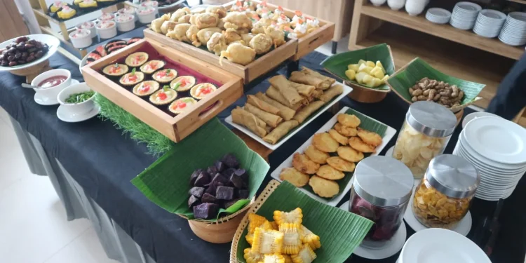 Menu berbuka puasa di Whiz Prome Hotel Basuki Rahmat. Foto / azizah (freelance marketing tugu)