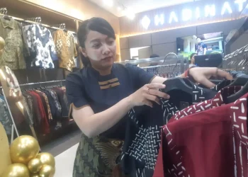 Koleksi pakaian batik yang ada di store Hadinata Batik Malang. (Foto/M Sholeh)