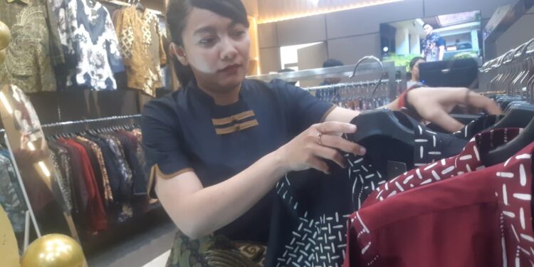 Koleksi pakaian batik yang ada di store Hadinata Batik Malang. (Foto/M Sholeh)