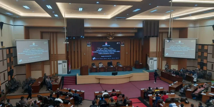 Rapat pleno rekapitulasi suara di ruang rapat paripurna DPRD Kabupaten Malang. Foto: Aisyah Nawangsari Putri