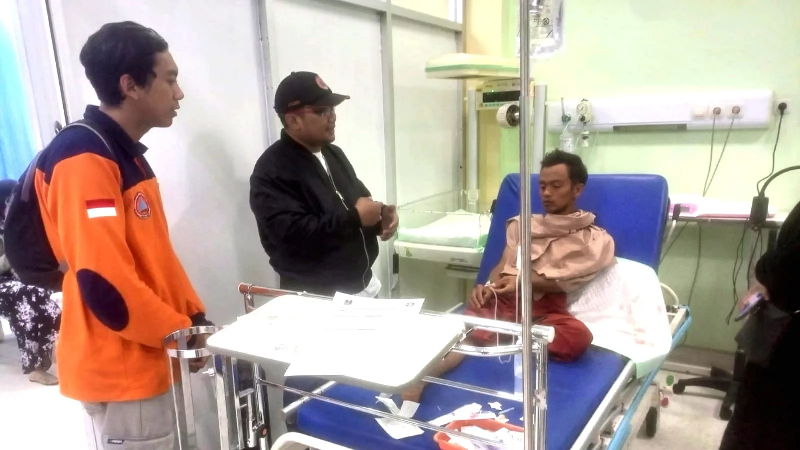 Korban pohon raksasa tumbang dilarikan ke RS Karsa Husada, kini sudah dibolehkan pulang dan rawat jalan. Foto: BPBD Kota Batu
