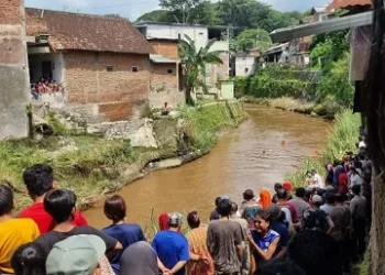 Proses pencarian bocah yang diduga hanyut di Sungai Brantas. (Foto/dok. Polresta Malang Kota)