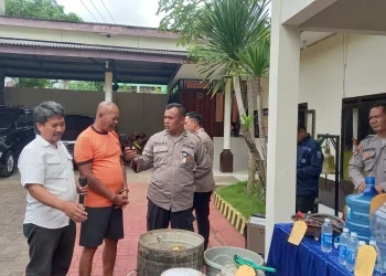 Tersangka Supriyanto (baju tahanan) menjawab pertanyaan polisi. Foto: Aisyah Nawangsari Putri