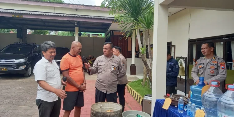 Tersangka Supriyanto (baju tahanan) menjawab pertanyaan polisi. Foto: Aisyah Nawangsari Putri