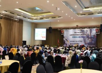 PJT I menggandeng lebih dari 200 perusahaan pelanggan di Malang dan Mojokerto bertemu untuk meningkatkan pelayanan laboratorium lingkungan. Foto: PJT I