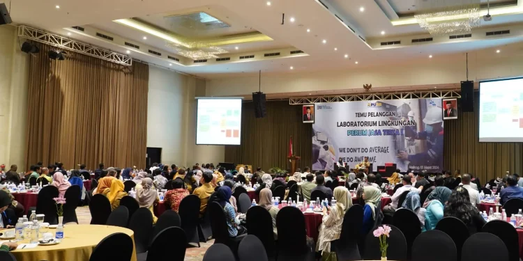 PJT I menggandeng lebih dari 200 perusahaan pelanggan di Malang dan Mojokerto bertemu untuk meningkatkan pelayanan laboratorium lingkungan. Foto: PJT I