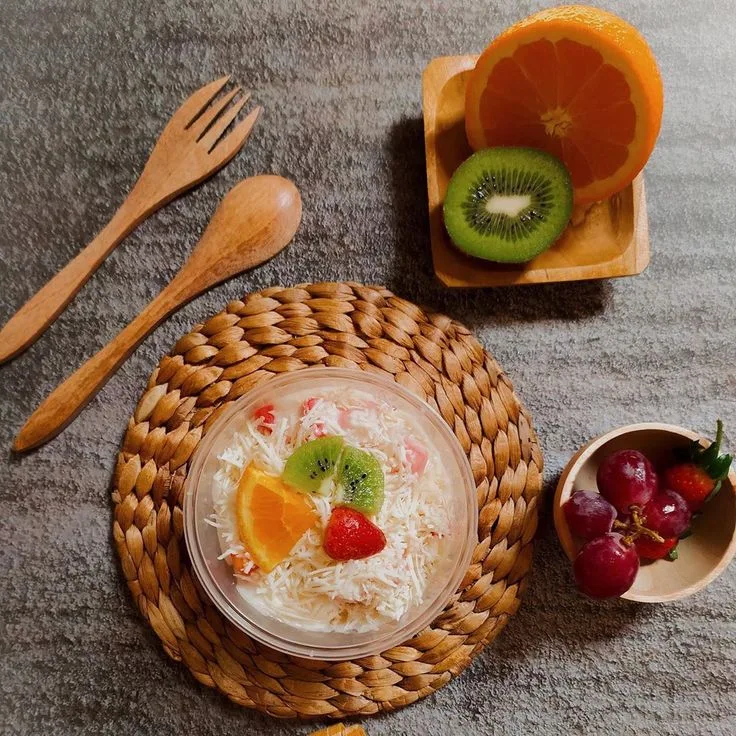 Ilustrasi salad buah. (Foto: Pinterest)