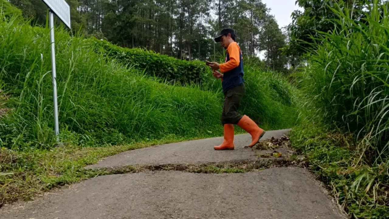 Kondisi keretakan juga terjadi hingga bangunan aspal jalan di Dusun Brau Kota Batu akibat tanah bergerak. Foto: BPBD Kota Batu