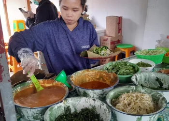 Warung Pecel Madiun Rejo, pioner pecel yang disajikan dengan godong jati di Kota Malang menawarkan rasa pecel otentik khas Madiun /Foto: Tugumalang.id/Bagus Rachmad Saputra