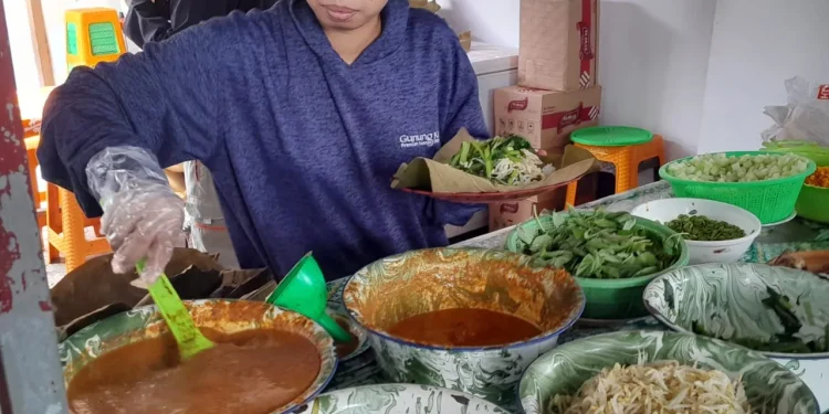 Warung Pecel Madiun Rejo, pioner pecel yang disajikan dengan godong jati di Kota Malang menawarkan rasa pecel otentik khas Madiun /Foto: Tugumalang.id/Bagus Rachmad Saputra