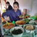 Warung Pecel Madiun Rejo, pioner pecel yang disajikan dengan godong jati di Kota Malang menawarkan rasa pecel otentik khas Madiun /Foto: Tugumalang.id/Bagus Rachmad Saputra