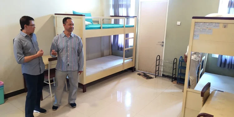Dekan Fakultas Vokasi UMM, Prof Tulus Winarsunu (kiri), saat mendampingi Pembantu Pimpinan Direktorat Mitra Studi Ditjen Vokasi, Pribudi, melihat salah satu fasilitas di Training Center (TC) Vokasi UMM. Foto: Azmy