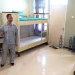 Dekan Fakultas Vokasi UMM, Prof Tulus Winarsunu (kiri), saat mendampingi Pembantu Pimpinan Direktorat Mitra Studi Ditjen Vokasi, Pribudi, melihat salah satu fasilitas di Training Center (TC) Vokasi UMM. Foto: Azmy