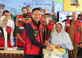 Pj Wali Kota Malang, Wahyu Hidayat, saat operasi pasar. Foto/Pemkot