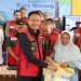 Pj Wali Kota Malang, Wahyu Hidayat, saat operasi pasar. Foto/Pemkot