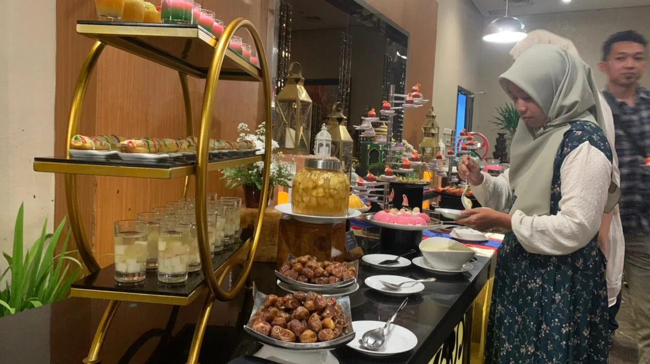 Momen saat para tamu mencoba menu buka puasa yang disuguhkan oleh Atria Hotel Malang. Foto / Feni Yusnia