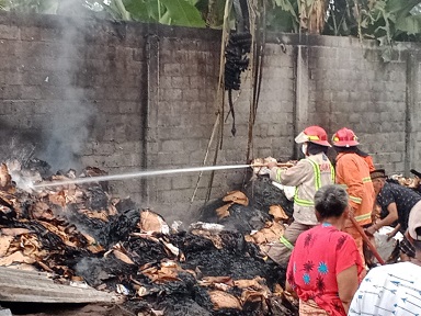 Petugas melakukan pemadaman di tempat pengolahan sampah yang terbakar. Foto: Damkar Kabupaten Malang