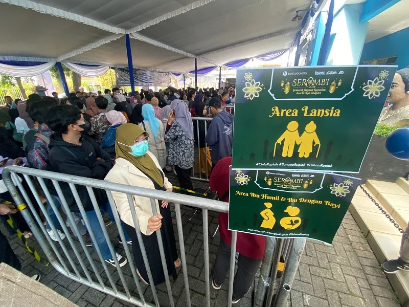 Antrean penukaran uang pecahan di Gedung Kartini, Kota Malang. (Foto/M Sholeh)