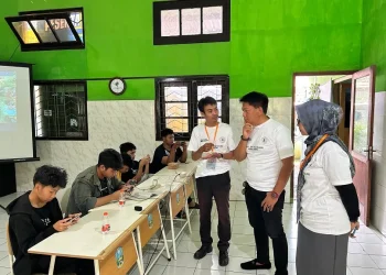 Ketua Yayasan Perguruan Sri Wedari Malang, Made Arya Wedantara meninjau turnamen e-Sport Mobile Legend di SMK Sri Wedari. (Foto/dok for TM)