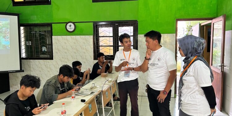 Ketua Yayasan Perguruan Sri Wedari Malang, Made Arya Wedantara meninjau turnamen e-Sport Mobile Legend di SMK Sri Wedari. (Foto/dok for TM)