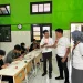 Ketua Yayasan Perguruan Sri Wedari Malang, Made Arya Wedantara meninjau turnamen e-Sport Mobile Legend di SMK Sri Wedari. (Foto/dok for TM)