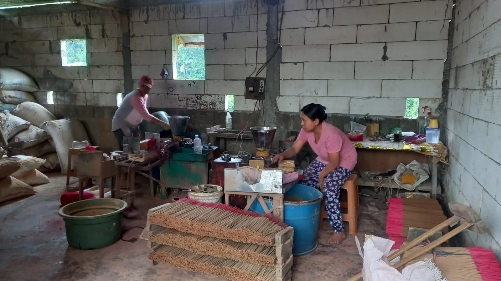 Dua karyawan memproduksi dupa. Foto: Aisyah Nawangsari Putri