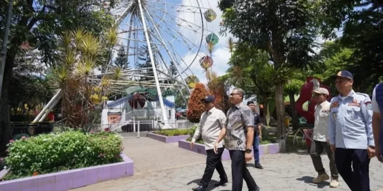 Pj Wali Kota Batu, Aries Agung Paewai, saat meninjau kesiapan sejumlah fasilitas di Alun-Alun Kota Batu jelang masa libur Lebaran 2024. Foto: Prokopim KWB