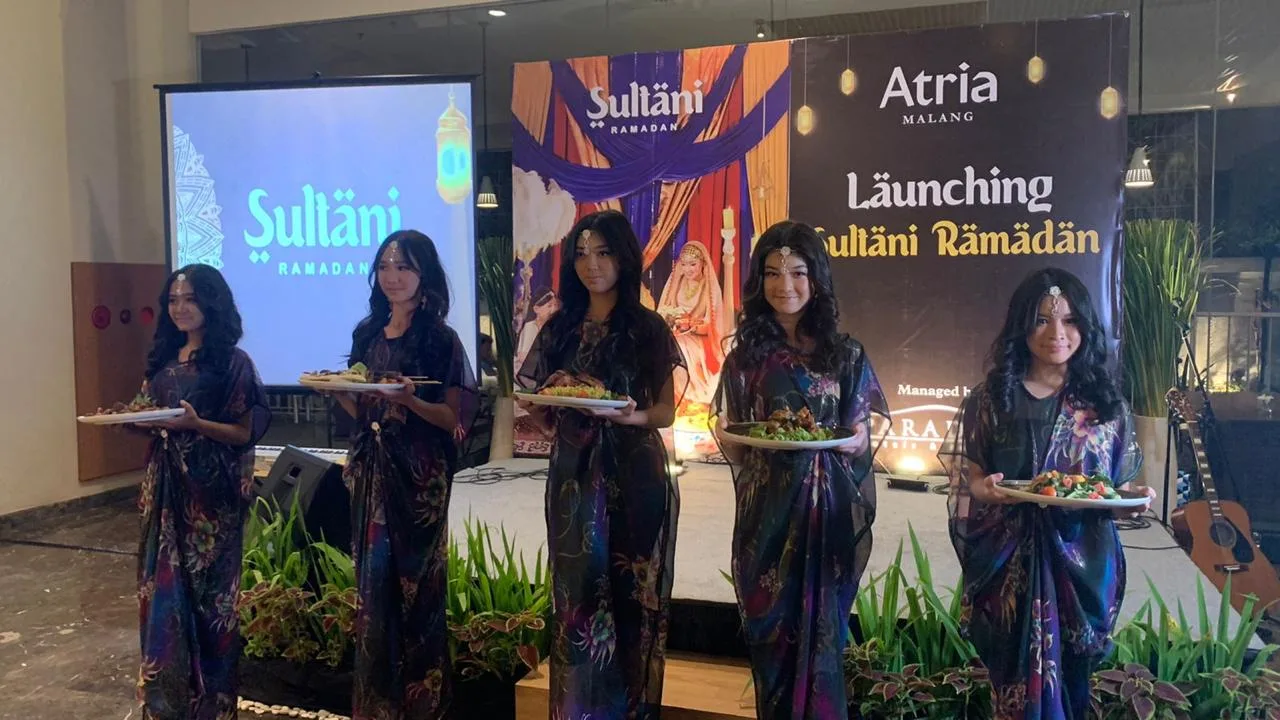Momen saat para tamu mencoba menu buka puasa yang disuguhkan oleh Atria Hotel Malang. Foto / Feni Yusnia
