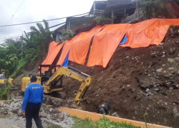Plengsengan irigasi di Sukun, Kota Malang yang longsor tergerus air hujan. (Foto/M Sholeh)