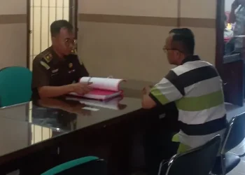 Tersangka mantan sekretaris Dispora Kabupaten Malang saat menjalani pemeriksaan di Kejaksaan Negeri Kabupaten Malang. Foto: Aisyah Nawangsari Putri