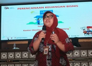 Fetri Andriani, S.E, analis Bagian Pengawasan Perilaku Pelaku Usaha Jasa Keuangan, Edukasi, Perlindungan Konsumen dan Layanan Manajemen Strategis OJK Malang saaat memberikan materi kepada pelaku UMKM di FEB UNISMA. Foto/Rubianto