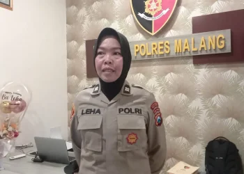 Kanit PPA Satreskrim Polres Malang, Aiptu Erlehana BR Maha, saat menjelaskan soal dugaan pimpinan Pesantren di Gondanglegi cabuli santrinya. Foto: Aisyah Nawangsari Putri