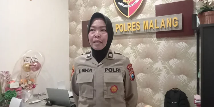 Kanit PPA Satreskrim Polres Malang, Aiptu Erlehana BR Maha, saat menjelaskan soal dugaan pimpinan Pesantren di Gondanglegi cabuli santrinya. Foto: Aisyah Nawangsari Putri