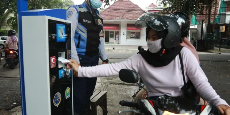 Pengendara menggunakan parkir elektronik di Stadion Gajayana Kota Malang. Pj Wali Kota Malang gratiskan semua parkir elektronik di 1 April 2024. (Foto/Rubianto)