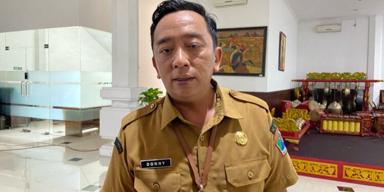 Kepala Dinsos-P3AP2KB Kota Malang, Donny Sandito, menjelaskan kondisi terbaru pelajar korban perundungan. (Foto/M Sholeh)
