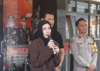 Aghnia Punjabi, selebgram sekaligus pengusaha di Kota Malang berlinang air mata saat menyampaikan pernyataan soal kasus penganiayaan anaknya. (Foto/M Sholeh)