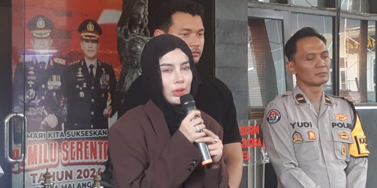 Aghnia Punjabi, selebgram sekaligus pengusaha di Kota Malang berlinang air mata saat menyampaikan pernyataan soal kasus penganiayaan anaknya. (Foto/M Sholeh)