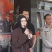 Aghnia Punjabi, selebgram sekaligus pengusaha di Kota Malang berlinang air mata saat menyampaikan pernyataan soal kasus penganiayaan anaknya. (Foto/M Sholeh)