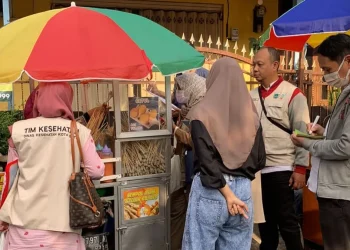 Petugas gabungan dari Dinkes Kota Batu dan Balai POM saat melakukan sidak pemeriksaan kandungan bahan kimia berbahaya pada makanan yang dijual di pasar-pasar takjil. Foto: Dinkes Kota Batu