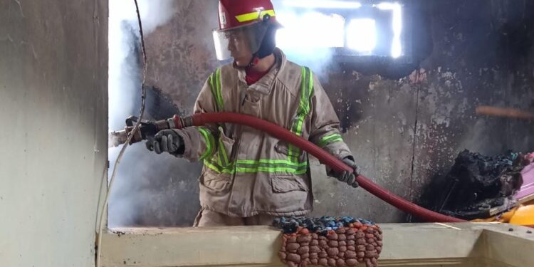 Petugas Damkar Kabupaten Malang melakukan penanggulangan kebakaran yang terjadi pada sebuah rumah di Kecamatan Pakis. Foto: Damkar Kabupaten Malang