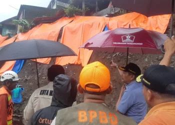 Pj Wali Kota Malang, Wahyu Hidayat meninjau langsung lokasi Plengsengan longsor yang menimbun saluran irigasi sepanjang 50 meter dan menimbulkan 6 rumah rawan ambrol di Kecamatan Sukun. (Foto/M Sholeh)