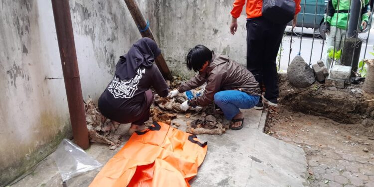 Petugas mengevakuasi penemuan tulang manusia terbungkus karung di Galunggung, Kota Malang. (Foto/dok for TM)