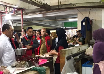 Pj Wali Kota Malang bersama TPID Kota Malang gelar operasi pasar meninjau harga kebutuhan pokok. Foto / Feni Yusnia