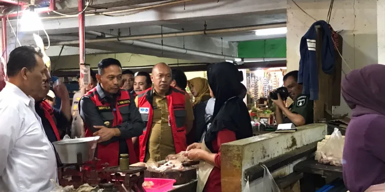 Pj Wali Kota Malang bersama TPID Kota Malang gelar operasi pasar meninjau harga kebutuhan pokok. Foto / Feni Yusnia