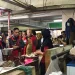 Pj Wali Kota Malang bersama TPID Kota Malang gelar operasi pasar meninjau harga kebutuhan pokok. Foto / Feni Yusnia