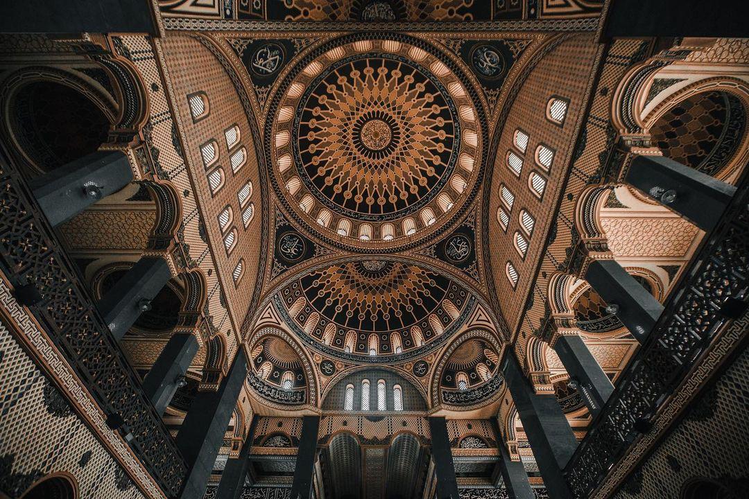 Kubah dan ornamen masjid yang khas dengan gaya arsitektur Timur Tengah membuatnya di kenal sebagi replika Hagia Sophia Turki. Foto / dok instagram @cahyaeghita