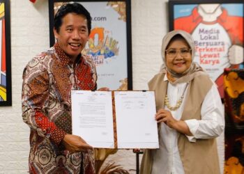 Pemimpin Redaksi Suara.com Suwarjono bersama Pendiri CORE Indonesia Hendri Saparini, Ph.D menandatangani MoU Kerja Sama Youth Economic Summit 2024.